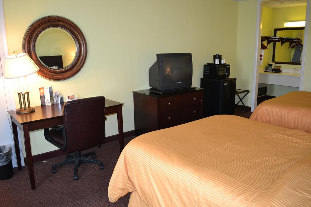 Clarion Inn Брунсуик Екстериор снимка
