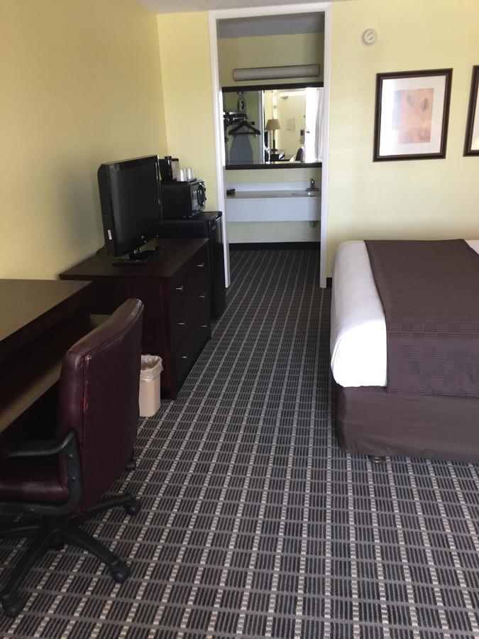 Clarion Inn Брунсуик Екстериор снимка